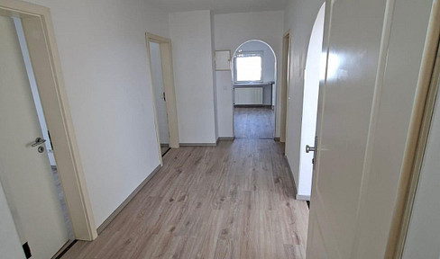 Renovated 3-room attic apartment with fitted kitchen in Erlensee – available immediately.