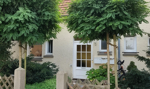 Detached two-family house with an apartment and 3 garages.
