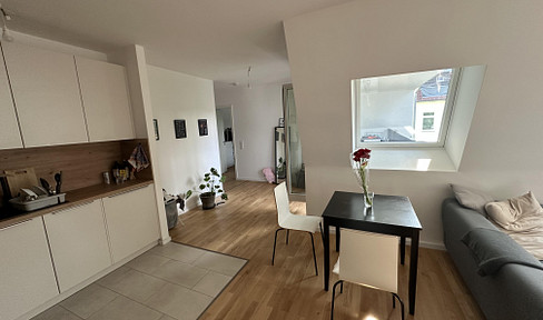 Modern, newly built apartment with a balcony and fitted kitchen.