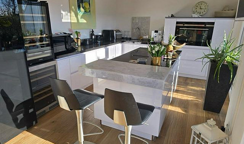 Sunny apartment with balcony for rent.