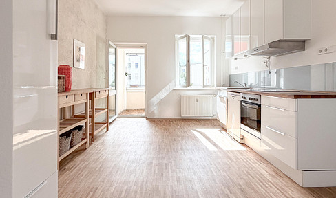 Bright, loft-style 3-room apartment in Prenzlauer Berg, near Volkspark Friedrichshain.