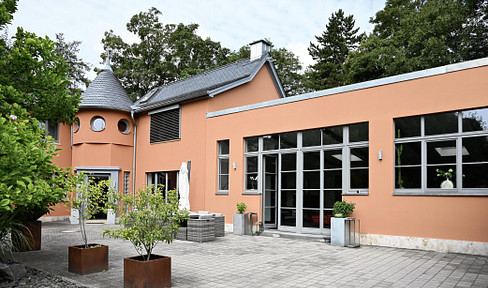 Villa with a modern extension, located in a prime area of Weimar's South Quarter, near the Goethe Park.