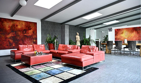 Villa with a modern extension, located in a prime area of Weimar's South Quarter, near the Goethe Park.