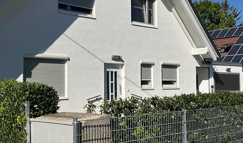 Quiet 2-room apartment with a terrace and access to a garden, located in a two-family house in Munich-Moosach.
