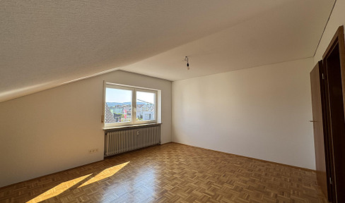 Bright, spacious, and recently renovated 2.5-room attic apartment.