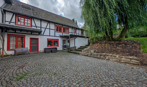 Attention craftsmen and large families: Triangular-shaped property with valid building permit.