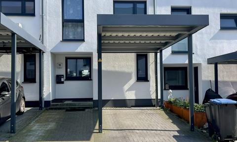Commission-free: Family home in Langenfeld-Immigrath with 4 bedrooms/home offices.