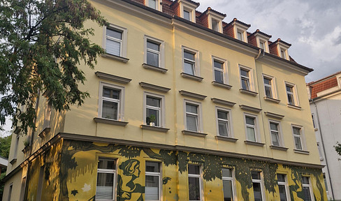 Bright, two-room apartment in the attic, located in the Hechtviertel district of Dresden, with included parking space.