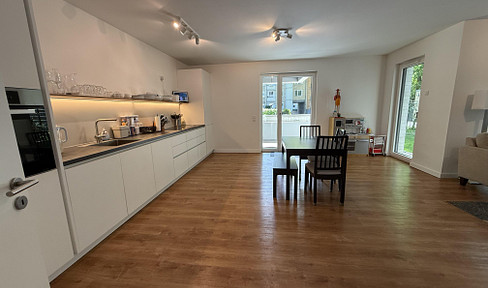 Family apartment near the Alster lake, with its own garden.