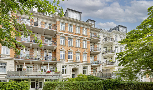 Renovated building with a southwest-facing balcony, offering expansive views and Art Nouveau charm, ready to move in.