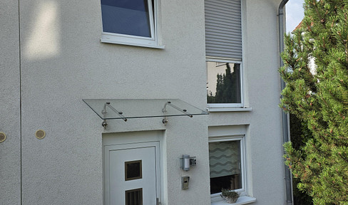 Well-maintained terraced house with a lovely garden, covered terrace, fireplace, and carport.