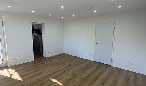 Available for the first time after renovation: Bright 2-room apartment with a brand new fitted kitchen.