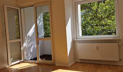 Very bright 2-room apartment, renovated, with fitted kitchen, located on the 4th floor with elevator, close to Kurfürstendamm.