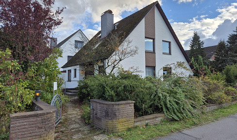 Detached house (5 rooms) with a separate apartment (3 rooms) and a garage.