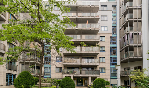 Modern and bright apartment in a fantastic location - fully furnished.