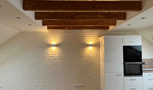 Gemütliche und klimatisierte Dachgeschosswohnung mit Tageslichtbad und Südbalkon