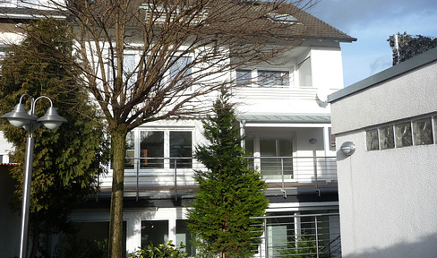 Cozy, air-conditioned attic apartment with a daylight bathroom and a south-facing balcony.