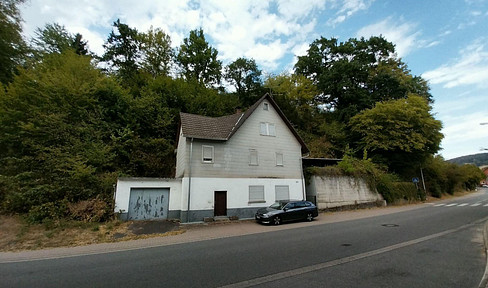 Freistehendes, historisches Einfamilienhaus in ländlicher Gegend