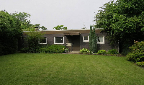 Bungalow with a large plot of land and great potential, located in an exceptionally quiet area.