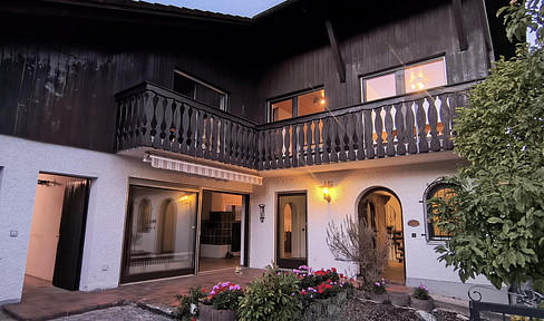 Detached house in Olching, approximately 283 square meters of living space, approximately 155 square meters of usable space, in a prime location, available directly from the owner.