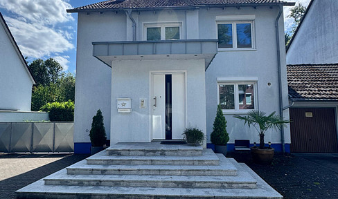 Freistehendes Einfamilienhaus mit parkähnlichem Grundstück