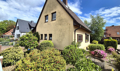 Charming single-family home with great potential, located in a good area – vacant and available without commission.