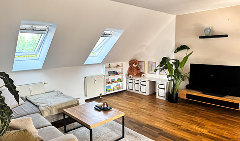 Available immediately and without commission: Well-maintained 3-room apartment with a southwest-facing balcony and an underground parking space.