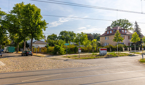 Grundstück für ein kleines MFH, Gewerbe, Villa. Provisionsfrei nur 200 Meter zum Wasser.