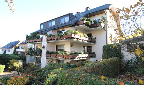 2.5-room apartment, close to the forest and the Ruhr area, with a 14 m² terrace. Bathroom: bathtub and separate shower. Real wood parquet flooring.