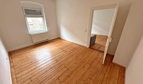 Renovierte Altbauwohnung: 2 Zimmer + neue EBK in Hinterhauslage nahe Mendelssohnplatz/ KIT