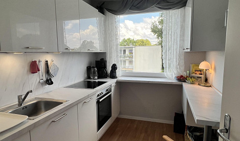 No commission - Bright apartment on the top floor with a balcony, within walking distance of the AKN station.