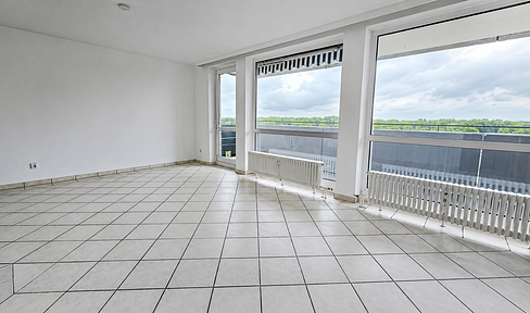 110 m² of living space: Bright, renovated 4-room apartment with a balcony.