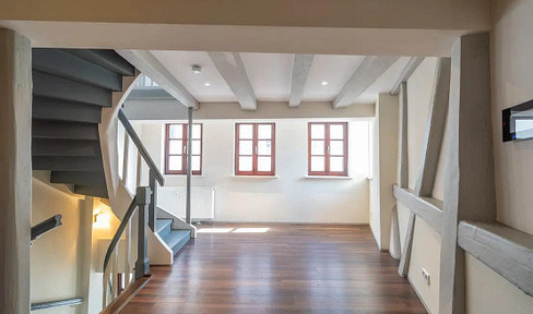Loft-style townhouse in the old town: 125 square meters spread over 4 levels, 2 bathrooms, fitted kitchen, study, and air conditioning.
