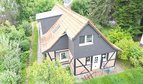 Commission-free: Detached two-family house in the green area of Berlin-Heiligensee.