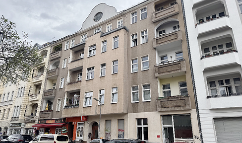 Renovierungsbedürftige Altbauwohnung mit Balkon in Schöneberger Kiezlage