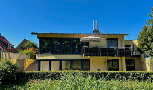 Exclusive living amidst nature: Spacious ground-floor apartment with a garden in Stade.