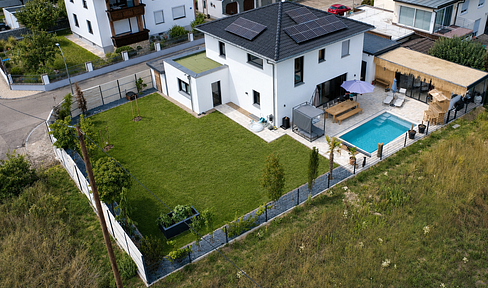 No commission | Modern detached house with pool and lounge area | South-facing | Close to the A9 motorway.
