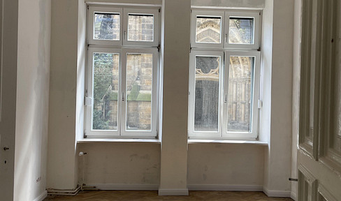 Exclusive 5-room apartment, completely renovated to a high standard, with a garden, barbecue area, and playground.