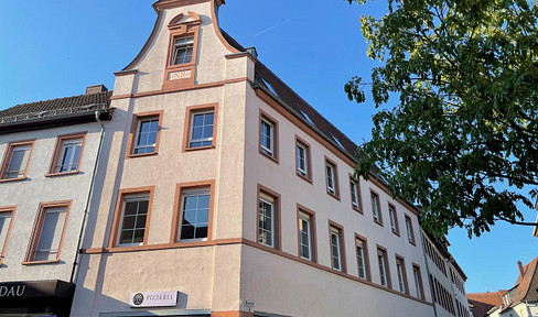 Renovated multi-family building with a 5% return, located in the old town of Landau. The building consists of 4 units and is divided into separate ownership units (condominiums), with no commission fees.