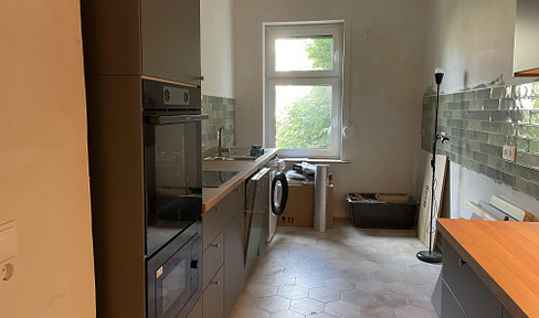 Stylish, renovated apartment in a historic building, featuring solid hardwood parquet flooring – high-quality, partially furnished.