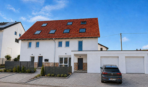 Exclusive, completely renovated apartment with access to a garden.