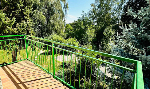 High-quality renovated 2-room investment apartment with a 9 square meter balcony overlooking greenery - in a completely quiet location.