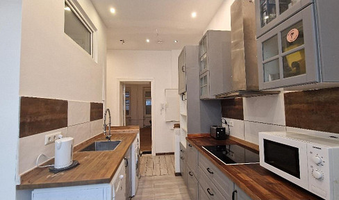 Kreuzköllner neighborhood! Trendy 5-room family apartment with 3 entrances.
