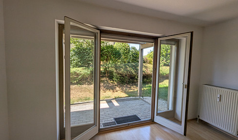2-room apartment, quiet, green, and sunny, with a private terrace (west-facing) and a garage, located in Passau.