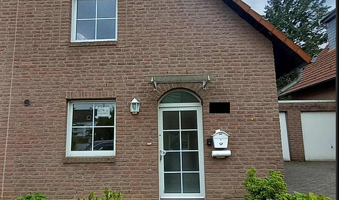 Semi-detached house in the center of Frechen, with a garage and garden.