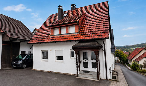 TAX-FREE: Plenty of space for generations – House with separate apartment and barn, located near Porsche.