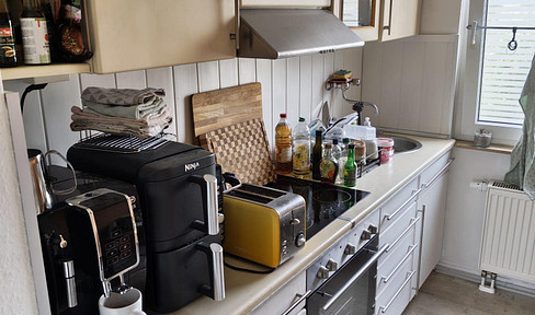 Centrally located 3-room apartment in the Brühl city center/east, near the palace park, partially furnished with a built-in kitchen and a bed.