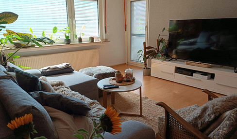 Centrally located 3-room apartment in the Brühl city center/east, near the palace park, partially furnished with a built-in kitchen and a bed.