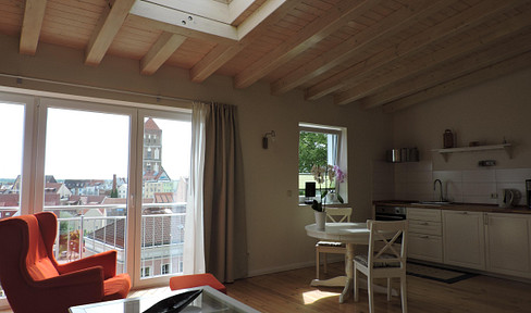 Stadtmitte, möblierter Dachtraum mit Blick auf die Altstadt +++ 1A-Lage hinter dem Rathaus