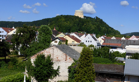 Attractive 3-room apartment with a balcony and fitted kitchen, located in the beautiful old town of Kelheim.
